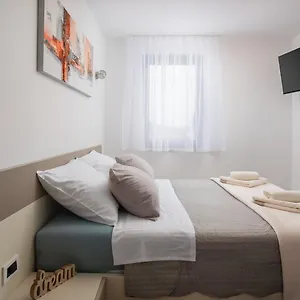 https://luxury-apartment-blue-sky.hotelinzadar.com