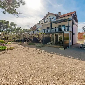 https://apartments-dalilla-vir.hotelinzadar.com